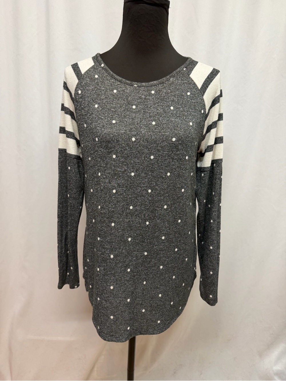 Maurices 24/7 Women’s M Gray Polka Dot Striped Raglan Long Sleeve Tunic Top